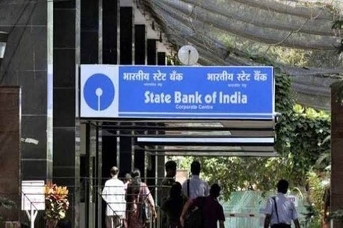 Photo of बड़ी ख़बर: भारतीय स्टेट बैंक के खाताधारकों के लिए खुशखबरी, ग्राहकों पर लगने वाले ये शुल्क हुए समाप्त, जानिए…