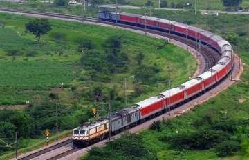 Photo of एक लड़की को 500 किलोमीटर दूर घर पहुंचाने के लिए भारतीय रेलवे ने चलाई राजधानी एक्सप्रेस, जानिए क्या है पूरा मामला…