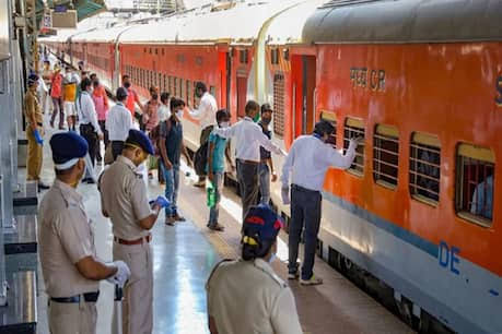 Photo of यात्रीगण कृपया ध्यान दें! त्योहारों के मद्देनजर Indian Railways ने यात्रियों को दिया ऐसा बड़ा तोहफा…