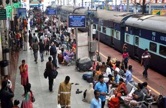 Photo of यात्रीगण ध्यान दें: ट्रेन पैसेंजर्स को बड़ा झटका! भारतीय रेलवे 1050 स्‍टेशनों पर यात्रियों से वसूलेगा यूजर चार्ज, जानिए पूरा मामला…