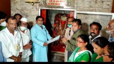 Photo of बिलासपुर: हाईकोर्ट अधिवक्ता ने हनुमान मंदिर में पेश की याचिका, केन्द्र की भाजपा सरकार को सत्ता से बेदखल करने की मांग…
