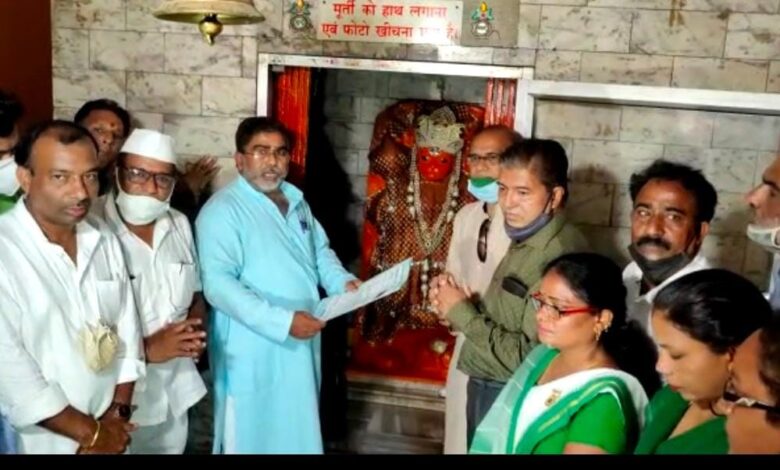 Photo of बिलासपुर: हाईकोर्ट अधिवक्ता ने हनुमान मंदिर में पेश की याचिका, केन्द्र की भाजपा सरकार को सत्ता से बेदखल करने की मांग…