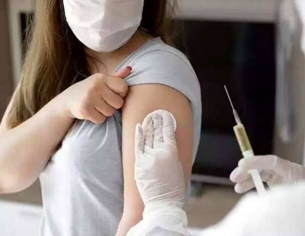 Photo of बड़ी ख़बर: शोधकर्ताओं का दावा- इतने महीने के बाद कमजोर हो जाती है कोरोना के खिलाफ वैक्सीन की सुरक्षा…