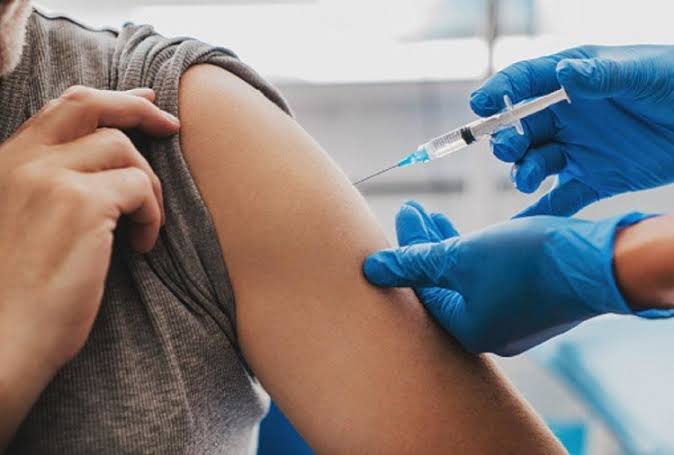 Photo of कोरोना से जंग में बड़ा झटका: दुनिया की सबसे प्रभावशील वैक्सीन का असर 41 फीसदी घटा, देखें नई स्टडी…